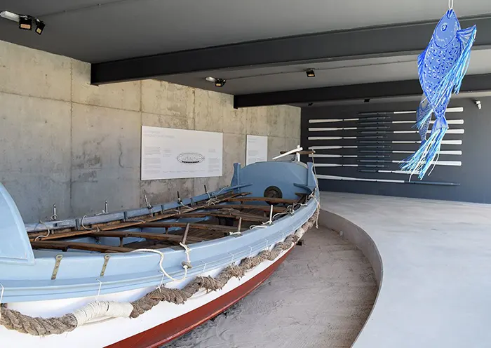 Espai Far en Vilanova: Museo y vistas al Mediterráneo 3 antigua barca en el espai far de Vilanova