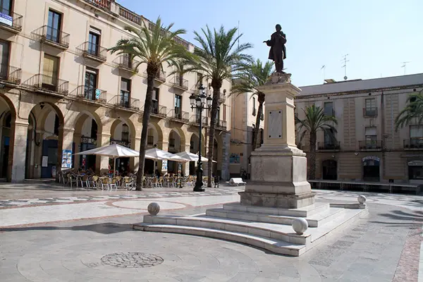 Ruta de los Indianos (rutas a pie por Vilanova) 1 estatua de Josep Tomas Ventosa