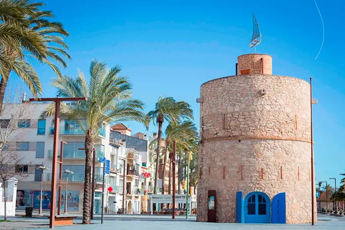 Torre Blava Espai Guinovart en Vilanova: arte y mar 1 exterior de la torre blava en Vilanova