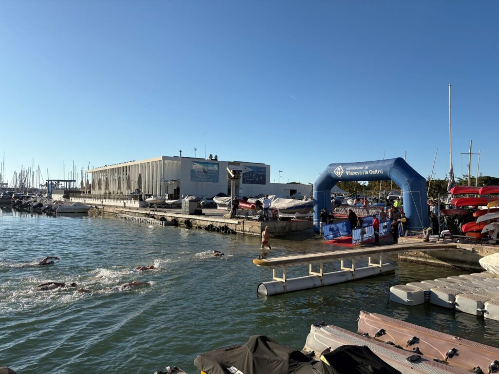 II Travessia de natació d'hivern, al port de Vilanova i la Geltrú
